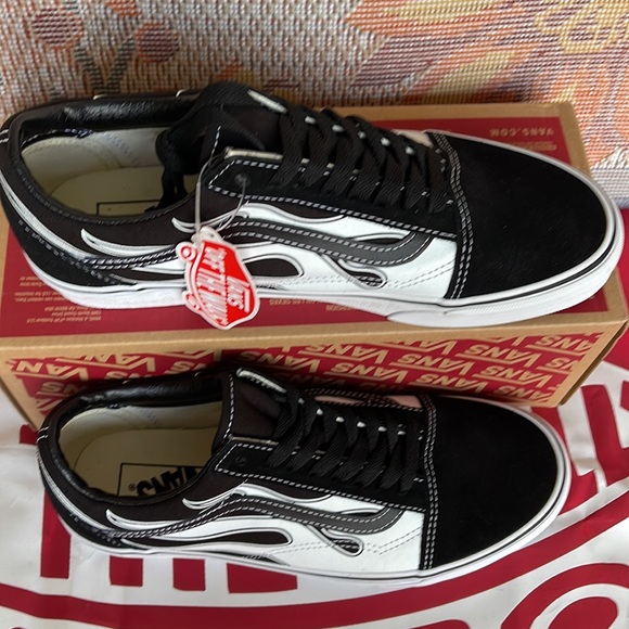 Vans WMNS Old Skool
(Flame) Black/White
VN0A38G1K68
Sneakers - Picture 3 of 16